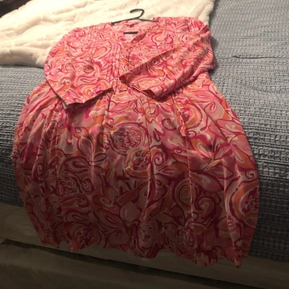 EUC 🌸 Lily Pultizer Pintuck Pinks V -Neck Button 3/4 Sleeve Knee Length Dress - Picture 2 of 9